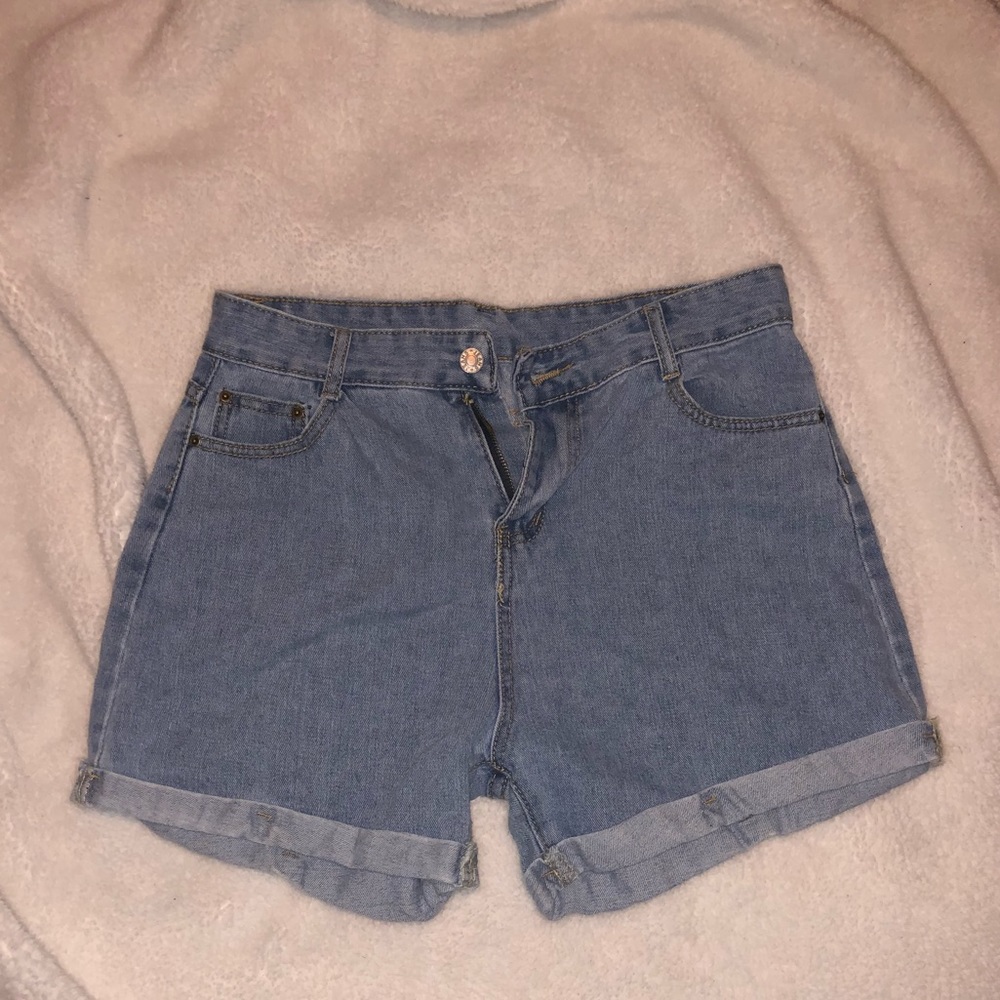LIGHT WASH HIGH WAISTED SHORTS⛅️